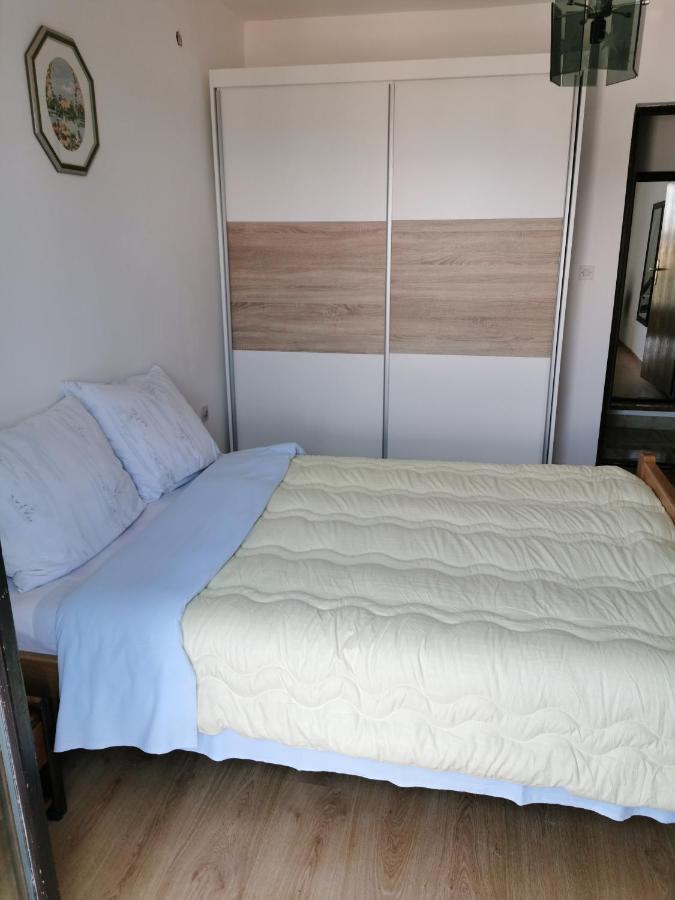 Apartment Dasek Ii, Njivice Buitenkant foto